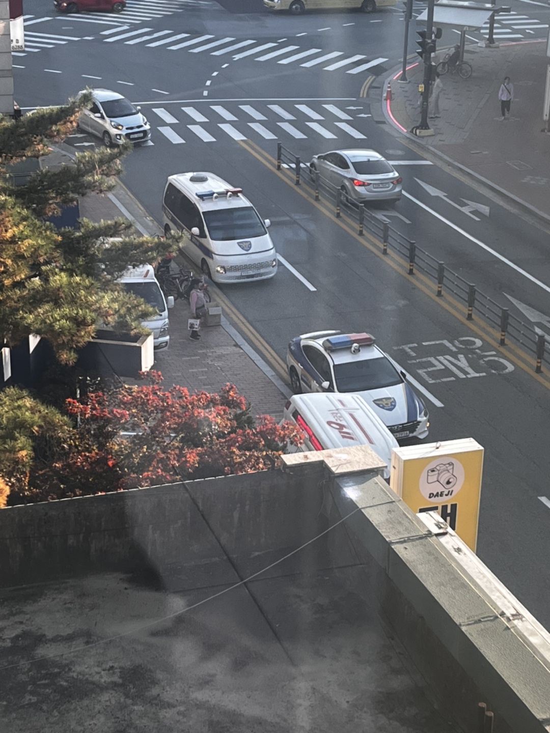 시내 삼성화재건물 뒤에 엠뷸런스,경찰차,구급차 다 와있던데 무슨일 있나요?? 썸네일