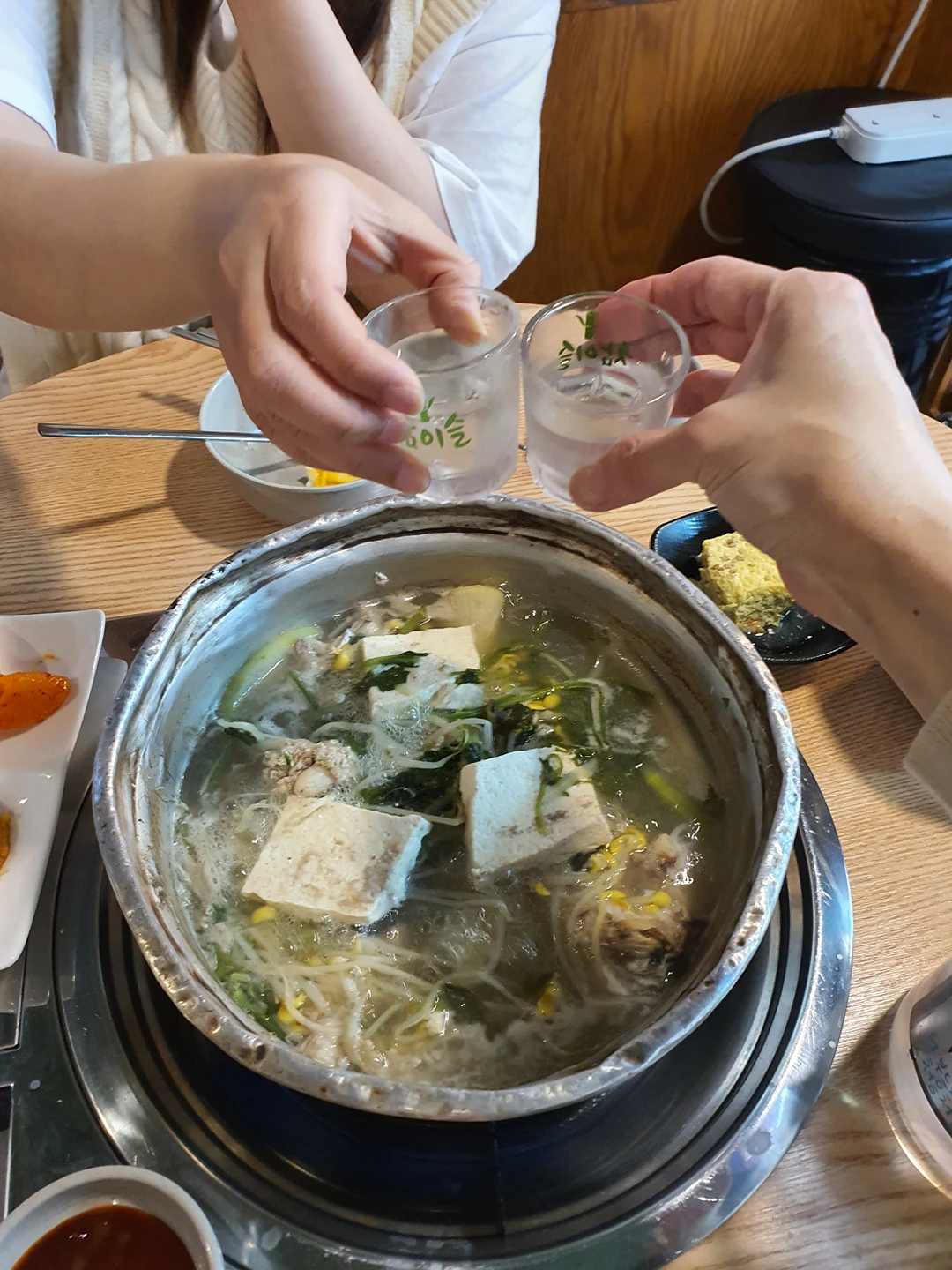 오늘은 친한동생이랑 쌍용동서 한잔중 당근님들  썸네일