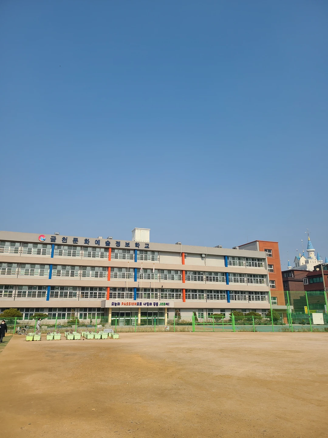 모두의학교 투표소 오전에 지나갈 때는 줄이 보였는데  썸네일