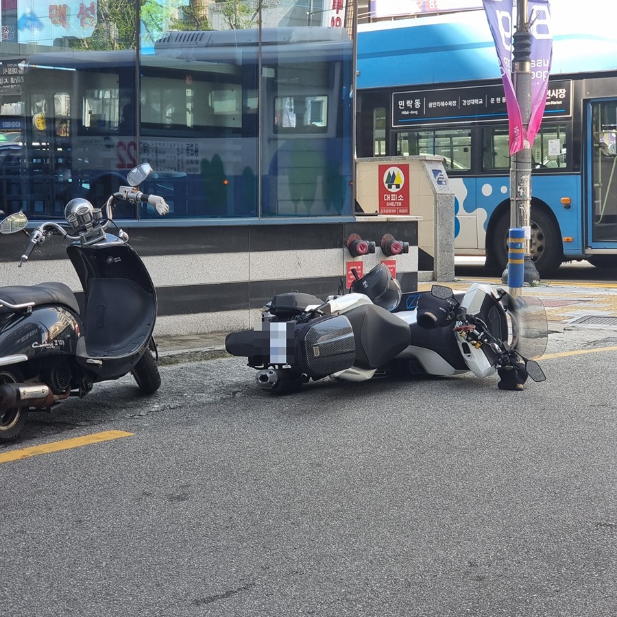 대연역 스벅에 넘어진 pcx차주분 찾아요 썸네일