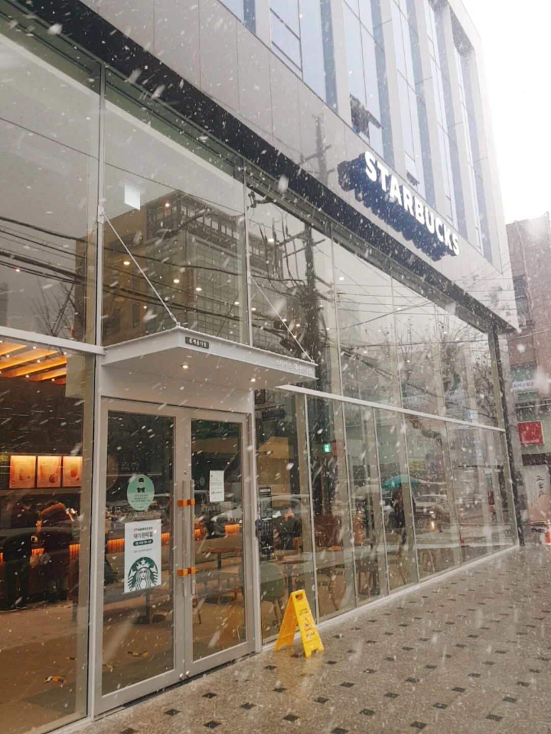 오늘오픈한 스벅입니다.층고 정말높네요.😅 썸네일