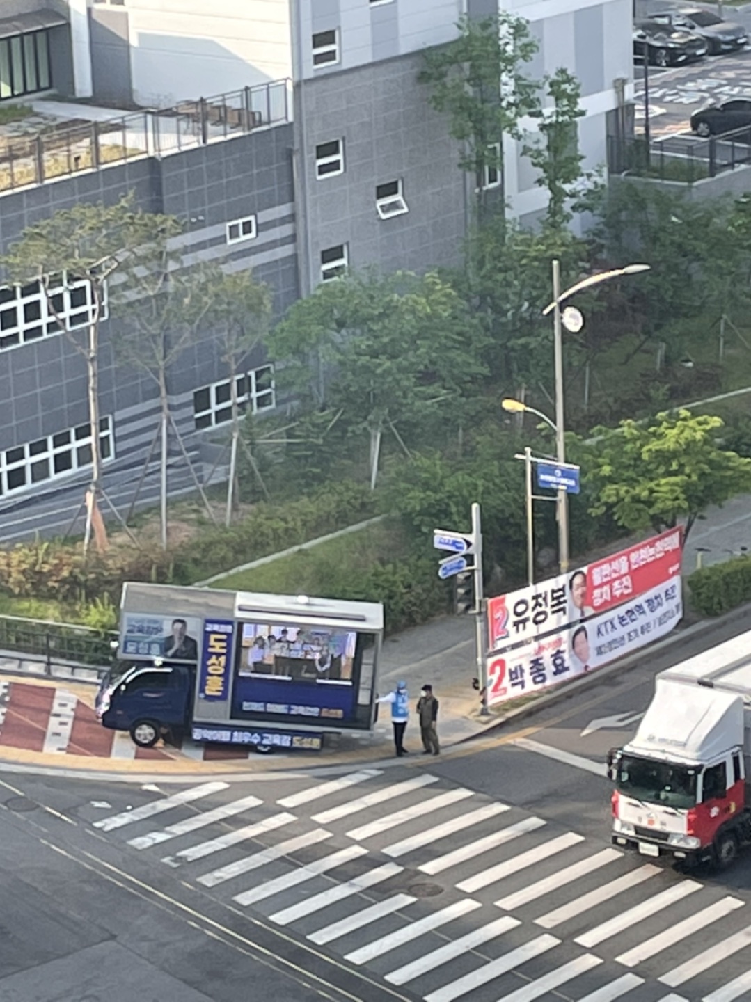 7시 전부터 슬슬 떠들더니 본격적으로 시끄럽네요 썸네일