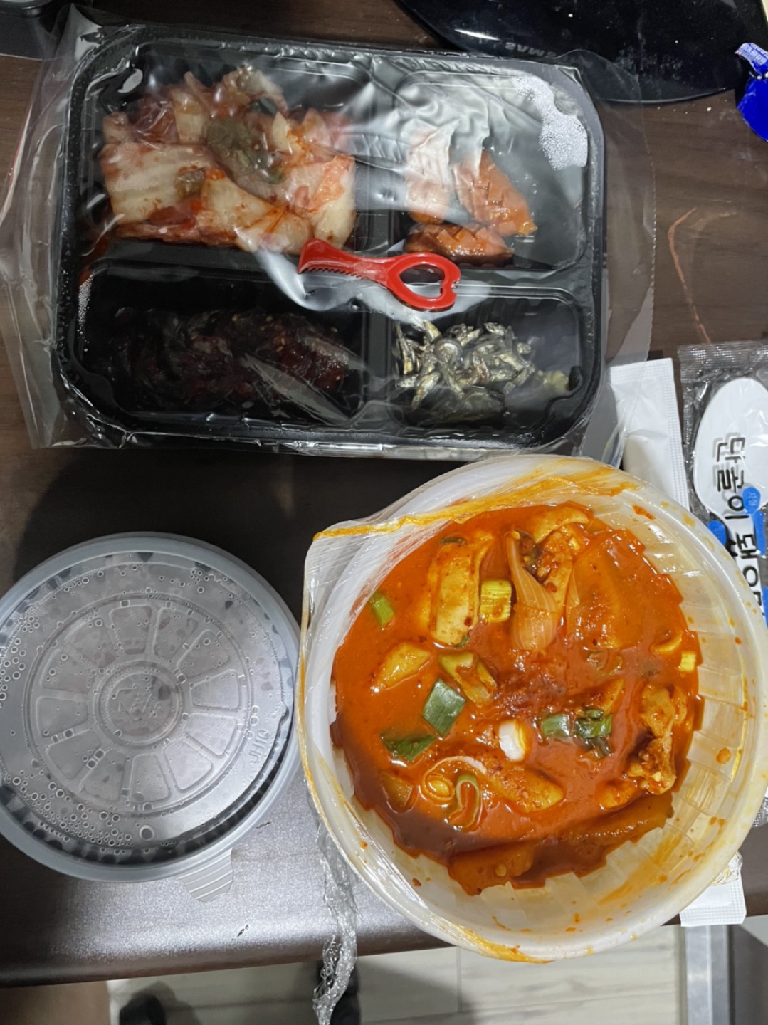 찜닭을 시켰는데 닭도리탕이 왔습읍니다 썸네일