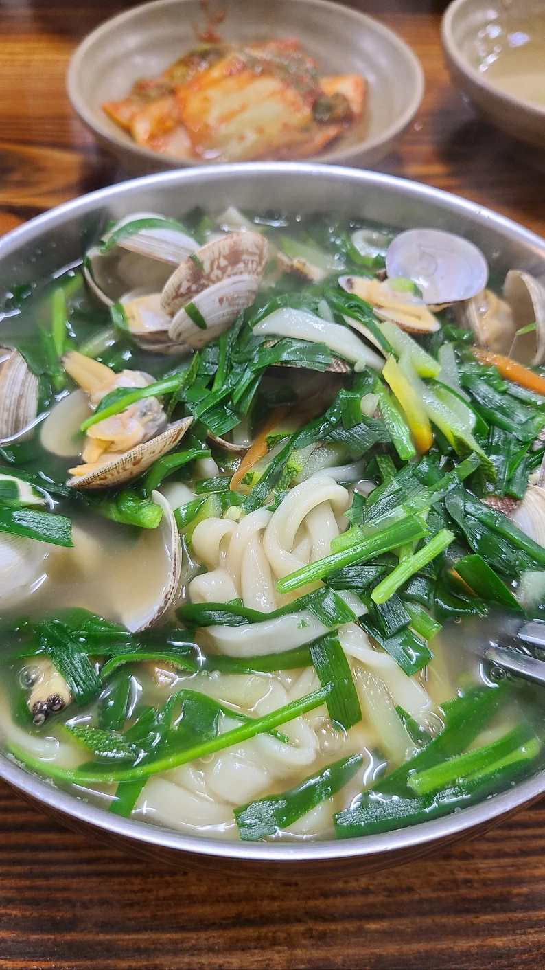 칼국수도 맛있지만 식전에 주는 보리밥과 열무김치가  썸네일