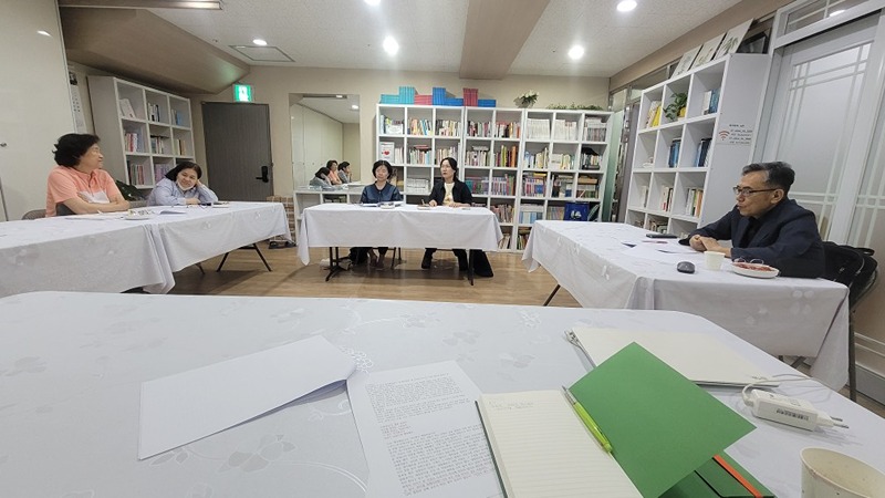 엄마들의 독서토론과 캘리그라피