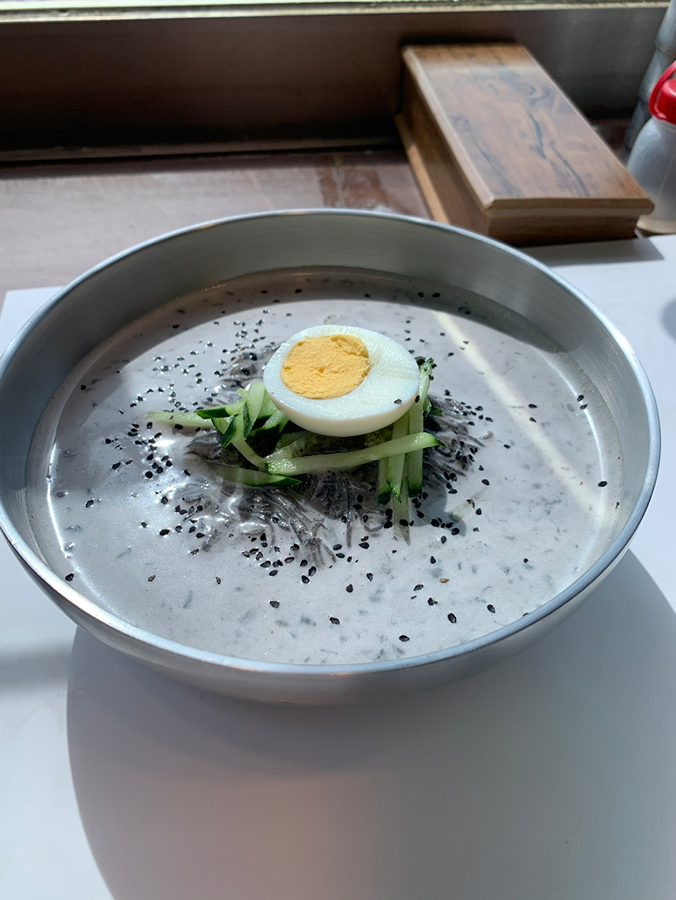 냉면 맛집으로 유명한집인데 여름철 별미라 해서 먹어봤는데 국물도 진하고 맛있게 먹었어요. 국수면이 아니고 냉면사리라 처음에 낯설었는데 막상 먹어보니 잘어우러지네요.  썸네일