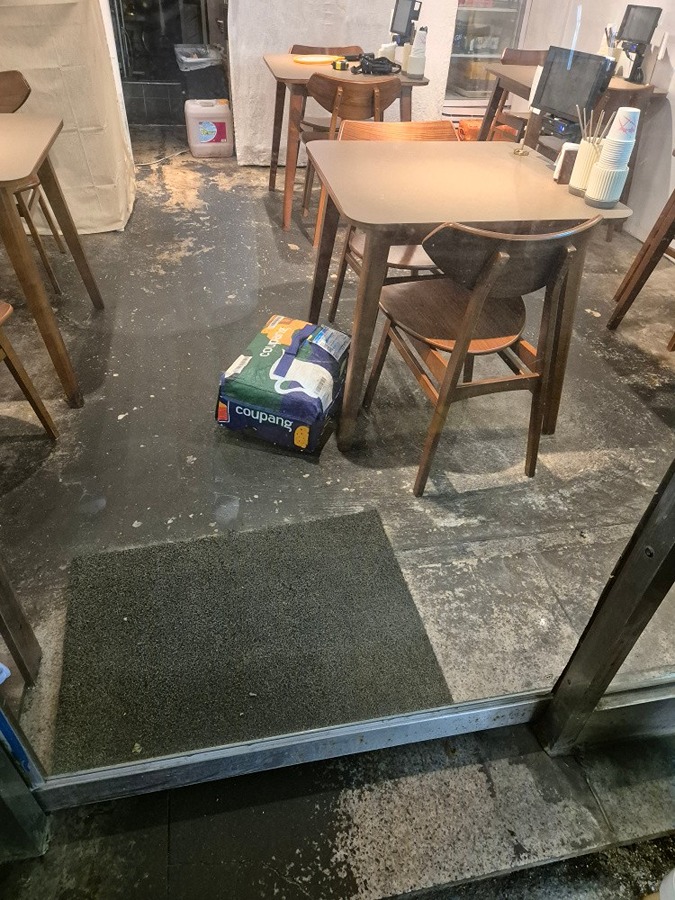 바닥 청소 및 시공 썸네일
