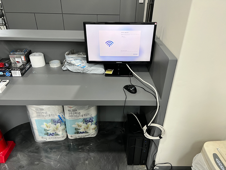 혹시 안내데스크에 컴퓨터선 구멍 뚫어주실 분... 썸네일